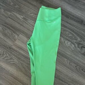 THIS GREEN ! Gymshark leggings cropped